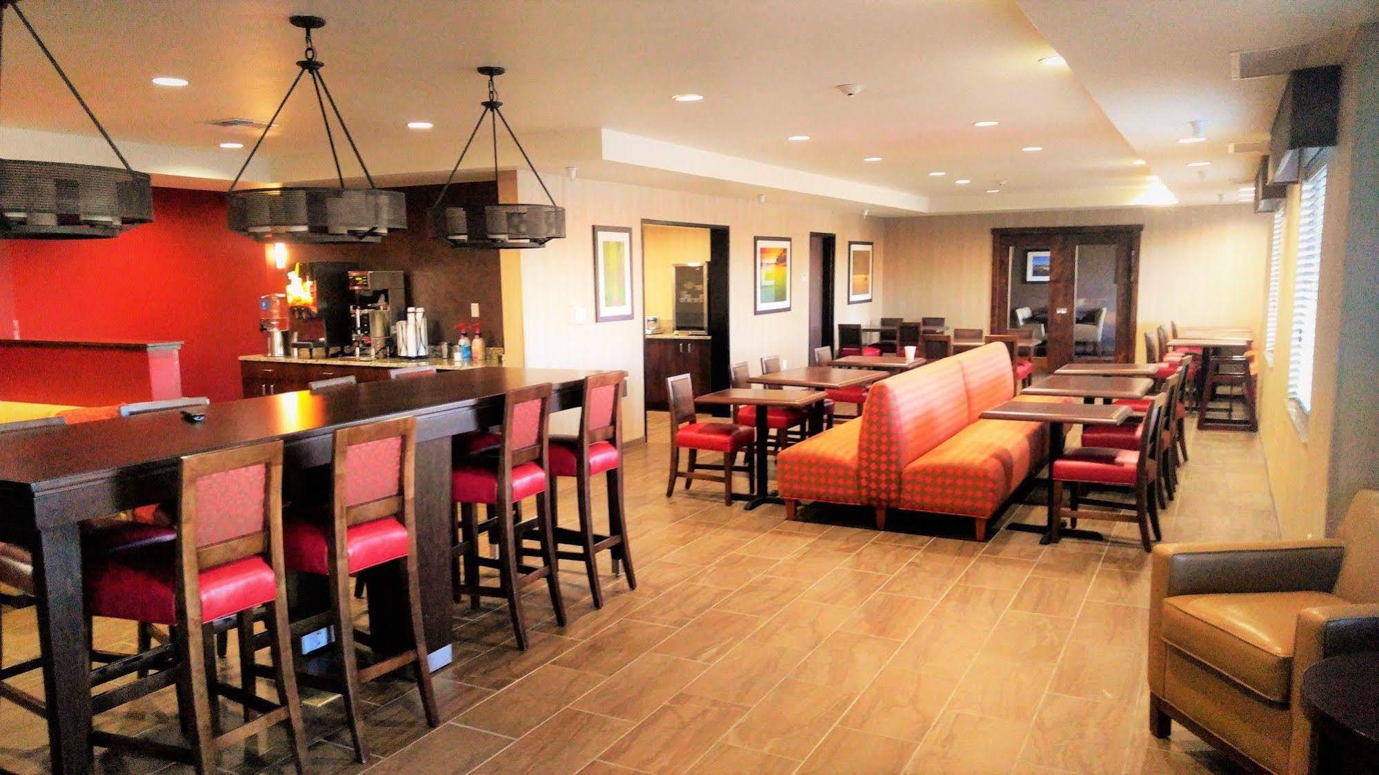 Inn At Hunters Run Watford City Екстериор снимка